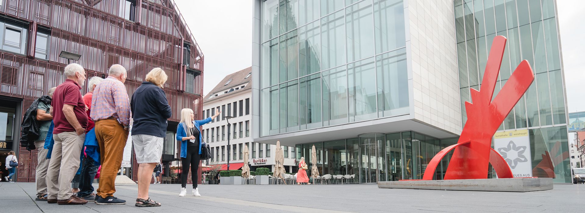 Stadtführungsgruppe vor der Kunsthalle Weishaupt in der Neuen Mitte