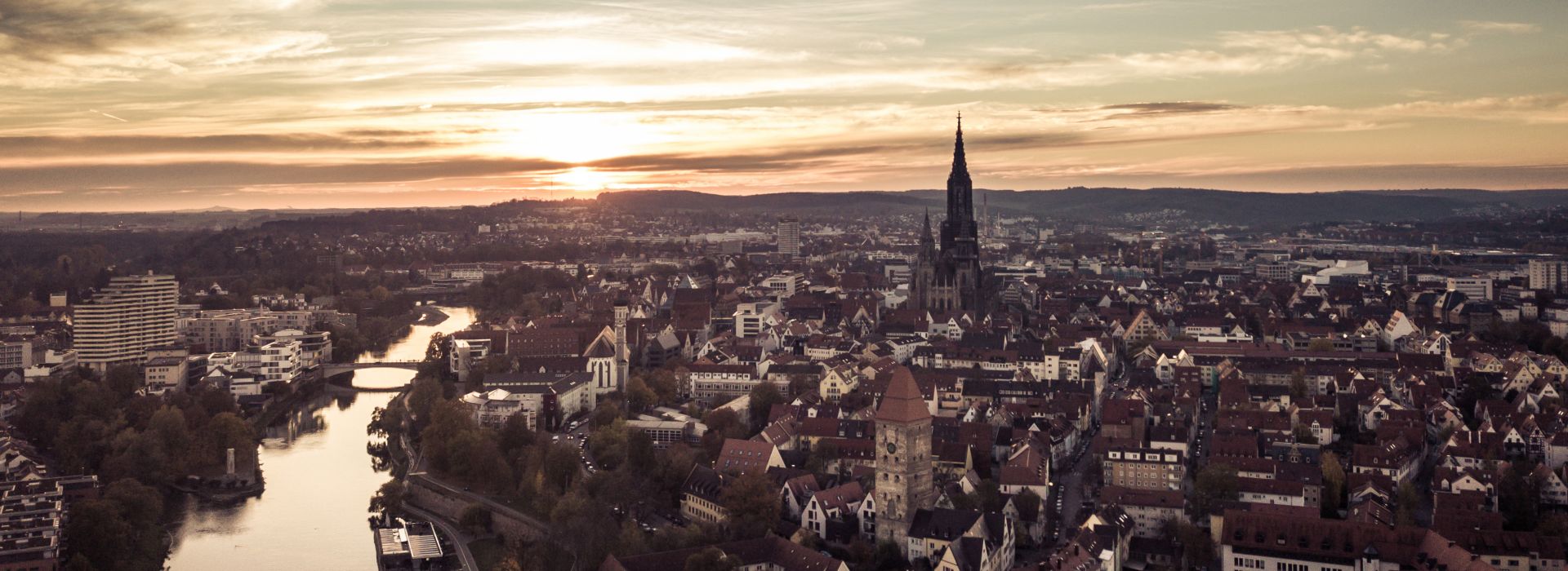 Sicht von oben auf die Donau und das Ulmer Münster