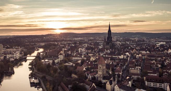 Sicht von oben auf die Donau und das Ulmer Münster