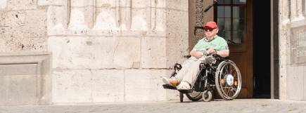 Rollstuhlfahrer vor dem Ulmer Münster